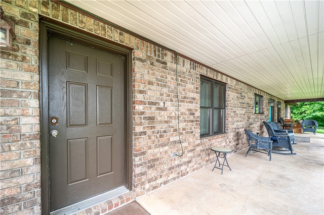 entrance to property featuring covered porch