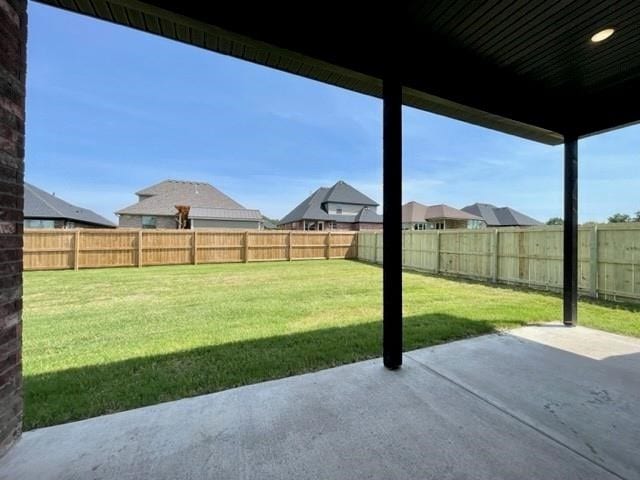 view of yard featuring a patio