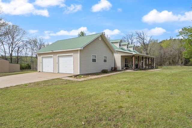 view of front of property featuring a front yard