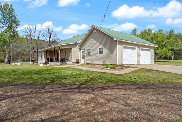 view of front facade featuring a front yard, covered porch, and a garage