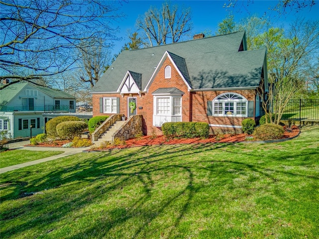 view of front facade featuring a front yard