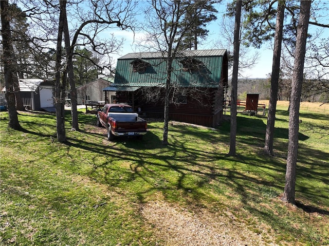 view of yard featuring an outdoor structure and a garage