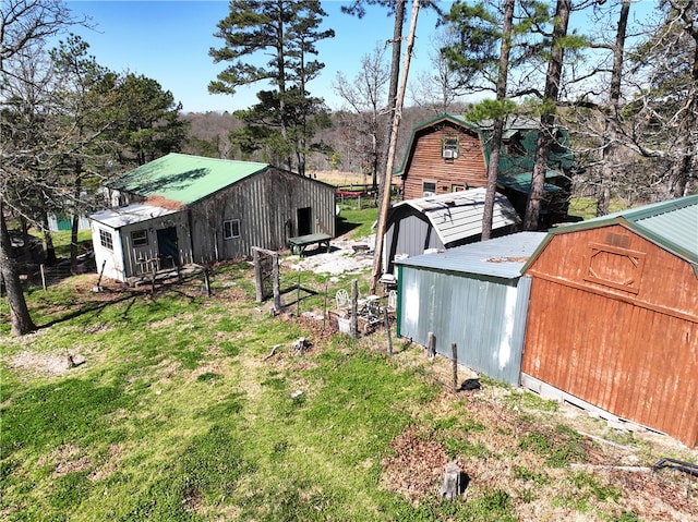 view of yard featuring a storage unit