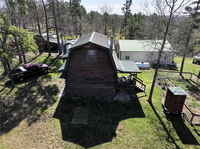 view of side of property featuring a lawn