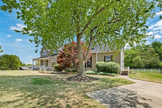 view of front of home featuring a front yard