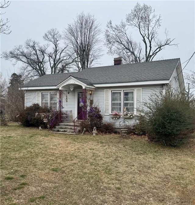 view of front of home featuring a front lawn