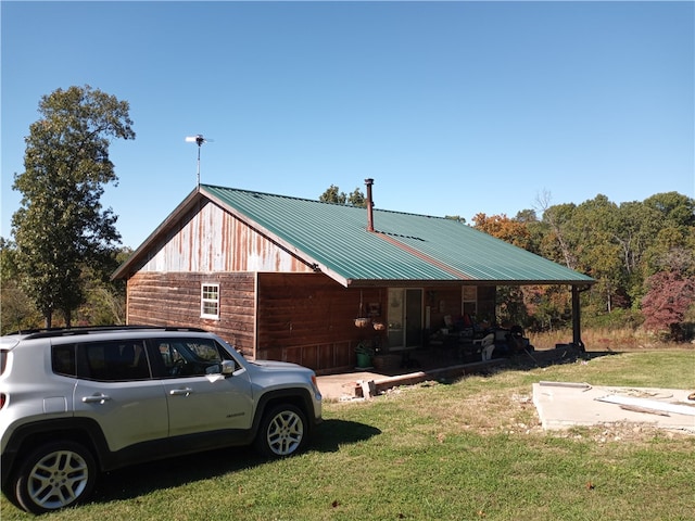 view of front of property with a front lawn