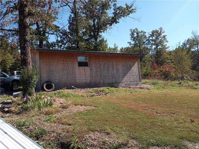 view of shed / structure featuring a lawn