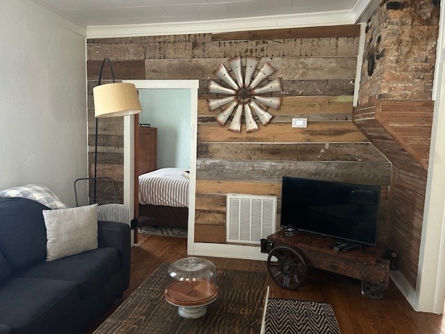 living room with crown molding and hardwood / wood-style floors