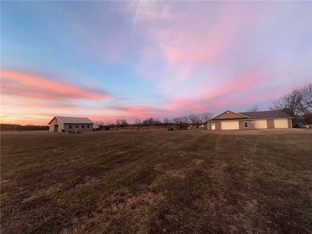 view of yard at dusk