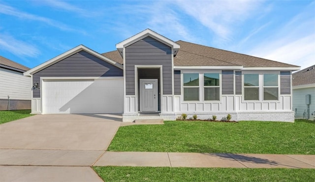 view of front facade featuring a front yard and a garage