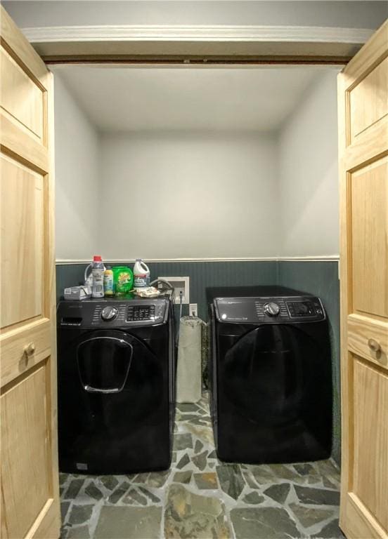 washroom featuring crown molding and independent washer and dryer