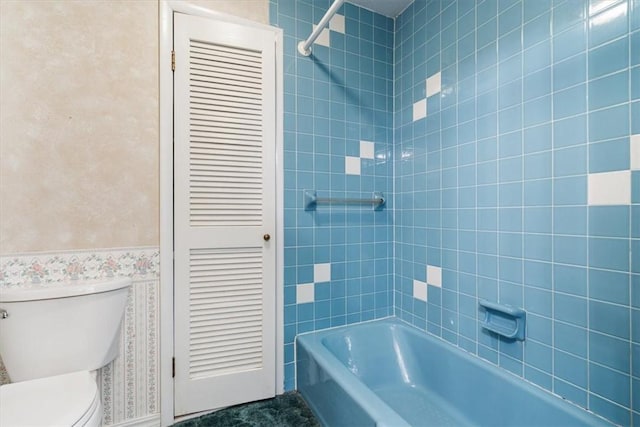 full bath featuring a closet, shower / tub combination, and toilet