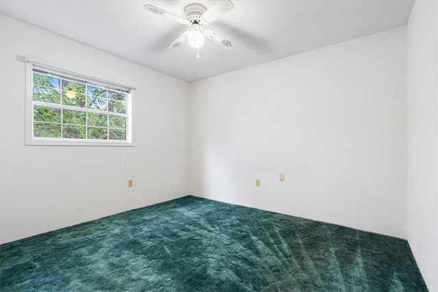 carpeted empty room with a ceiling fan