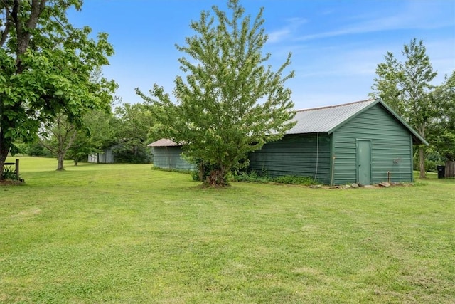 view of yard with a pole building and an outbuilding