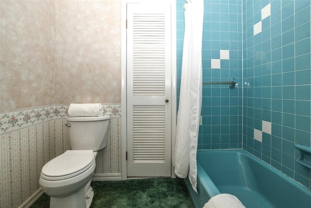 bathroom featuring toilet, wallpapered walls, and shower / tub combo with curtain