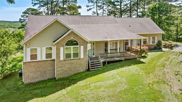 view of front of property featuring a front lawn