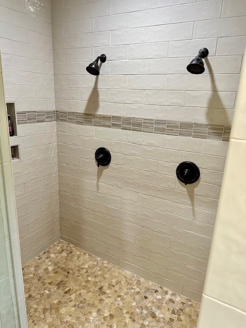 bathroom featuring tiled shower