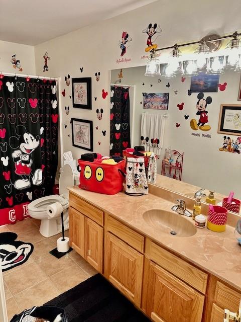 full bath featuring a shower with shower curtain, toilet, tile patterned flooring, and vanity