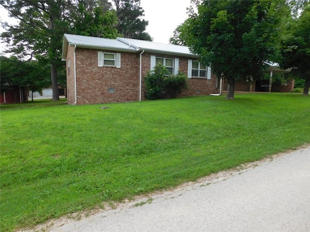 view of front of property with a front lawn