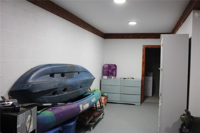 garage with washer / clothes dryer