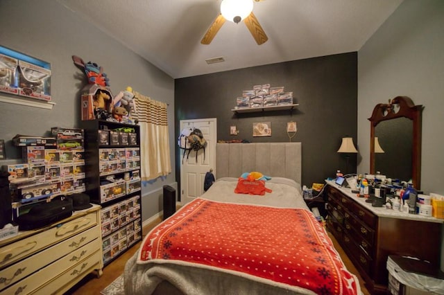 bedroom with ceiling fan