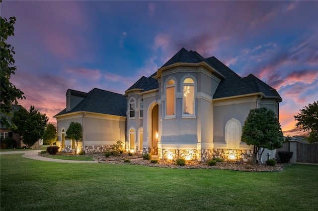 view of front of house featuring a lawn