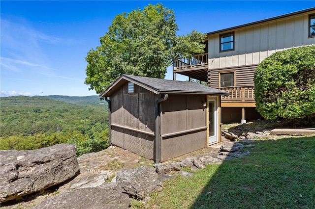 view of yard featuring an outdoor structure