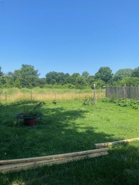 view of yard featuring a rural view