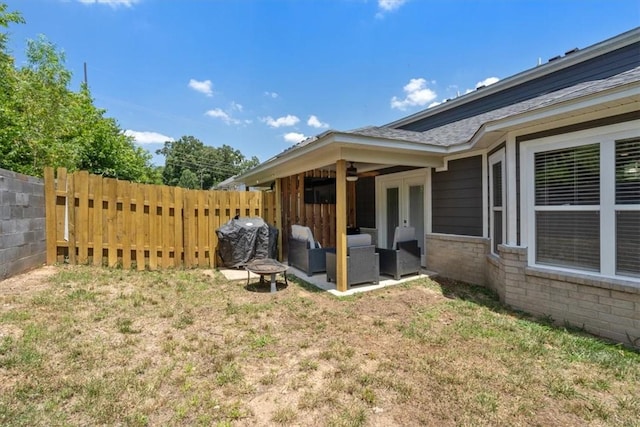 view of yard featuring an outdoor living space