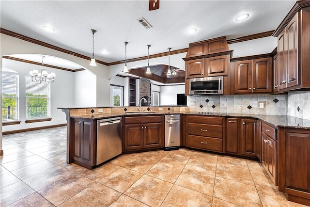 kitchen with sink, hanging light fixtures, stainless steel appliances, an inviting chandelier, and kitchen peninsula