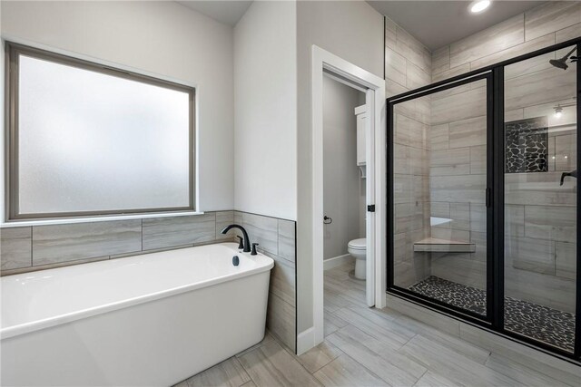 32 Taransay Dr, Bella Vista, AR 72715 - full bathroom featuring a soaking tub, toilet, and a stall shower