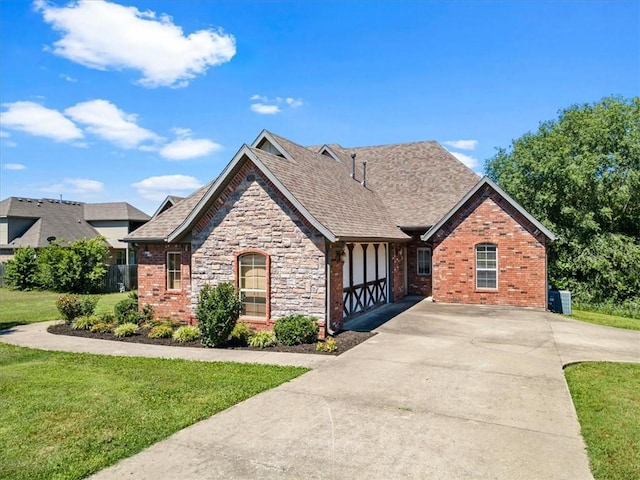 view of front of property with a front yard