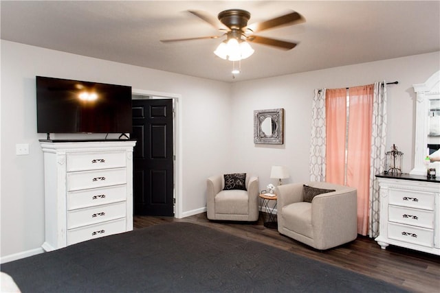 living area with dark wood-style floors, ceiling fan, and baseboards