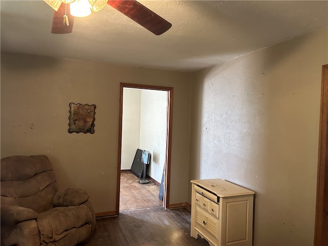 sitting room with ceiling fan