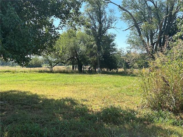 view of yard featuring a rural view