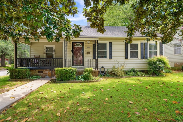 view of front of house with a front lawn