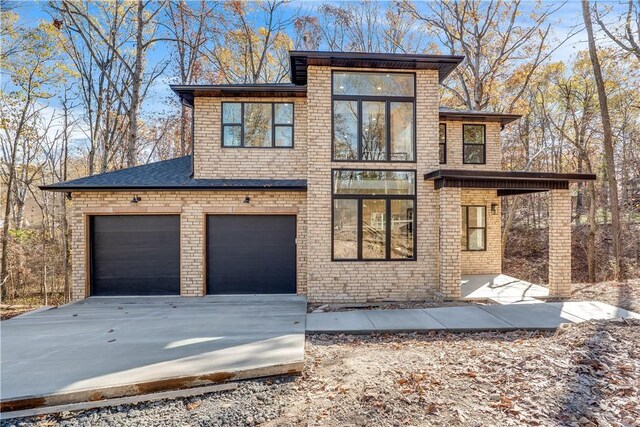 view of front facade featuring a garage