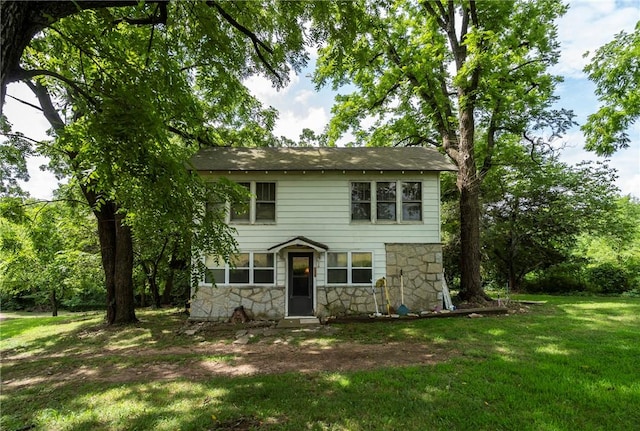 view of front of property featuring a front lawn