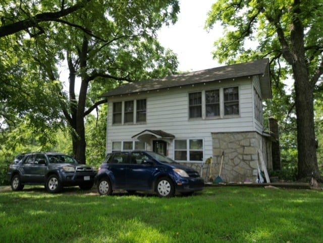 view of front facade with a front lawn