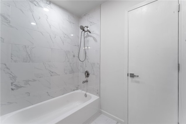 bathroom with tiled shower / bath combo