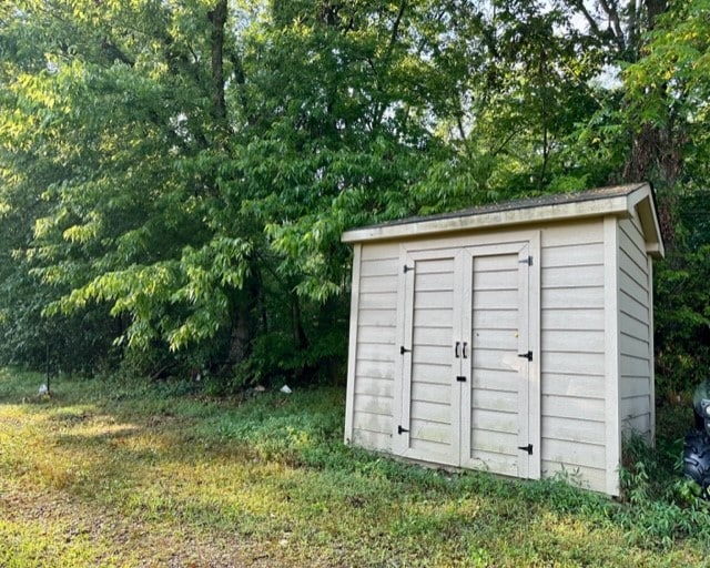 view of outbuilding