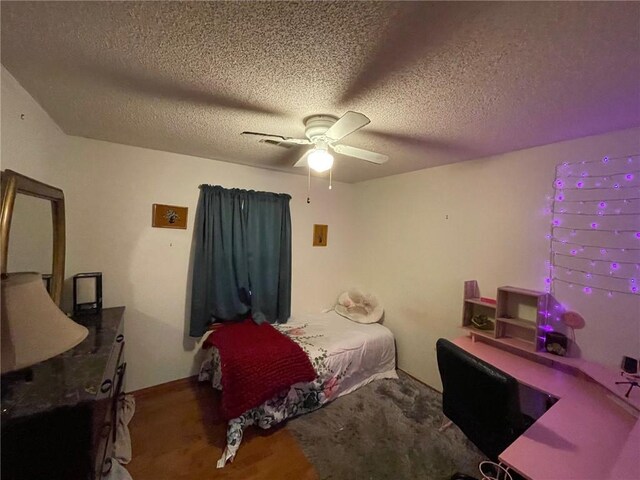 bedroom featuring a textured ceiling and ceiling fan