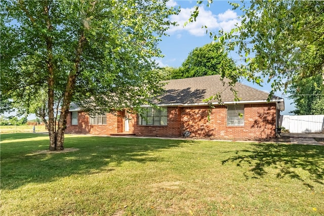 view of front of property featuring a front lawn