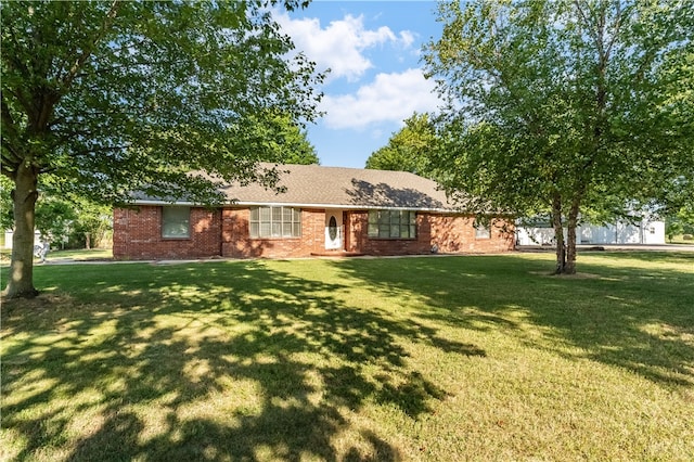 single story home featuring a front lawn