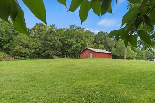 view of yard with an outdoor structure