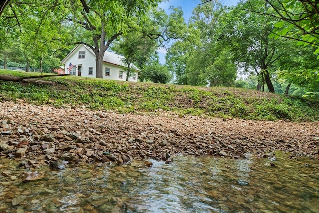 view of yard featuring a water view