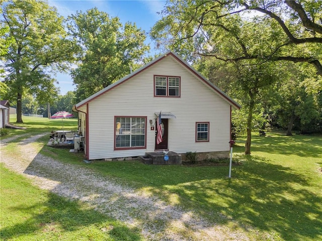 bungalow-style home featuring driveway and a front lawn