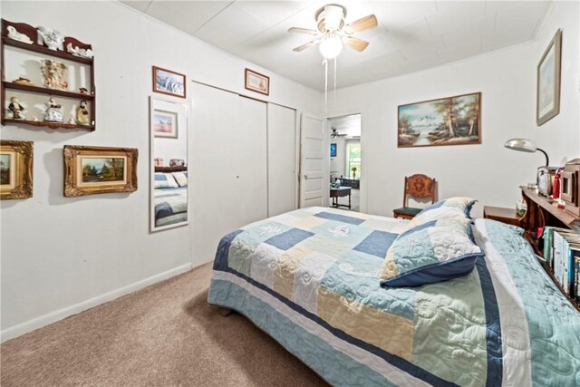 bedroom featuring ceiling fan, a closet, and carpet