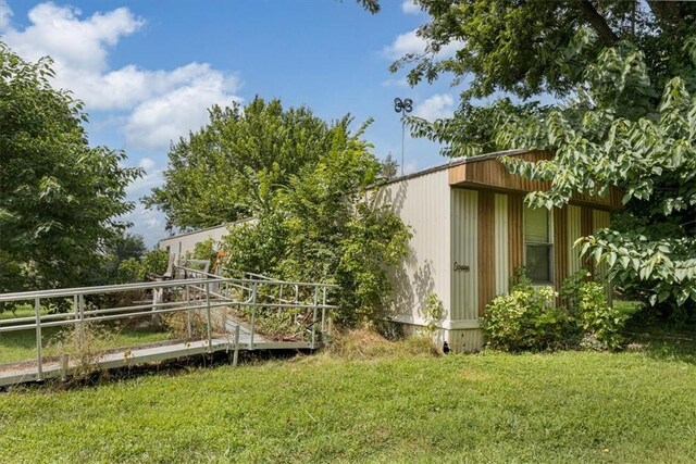 view of yard with an outdoor structure